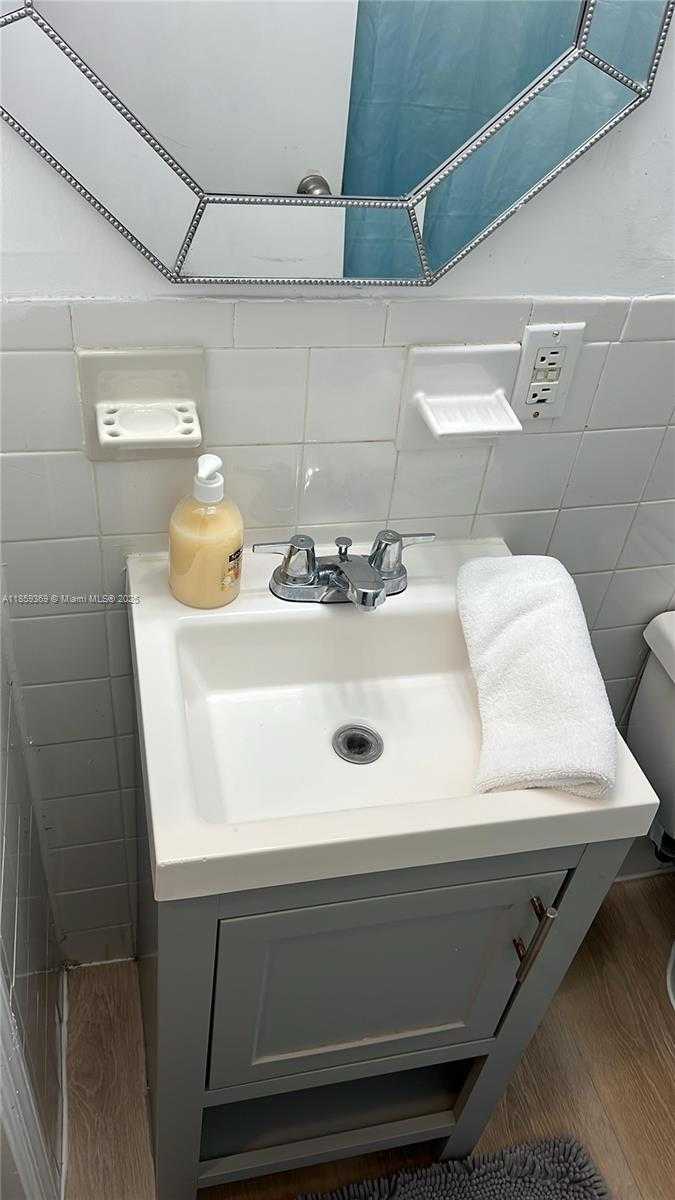 Small Image of 4015 INDIAN CREEK DR #302, Miami Beach Number 12