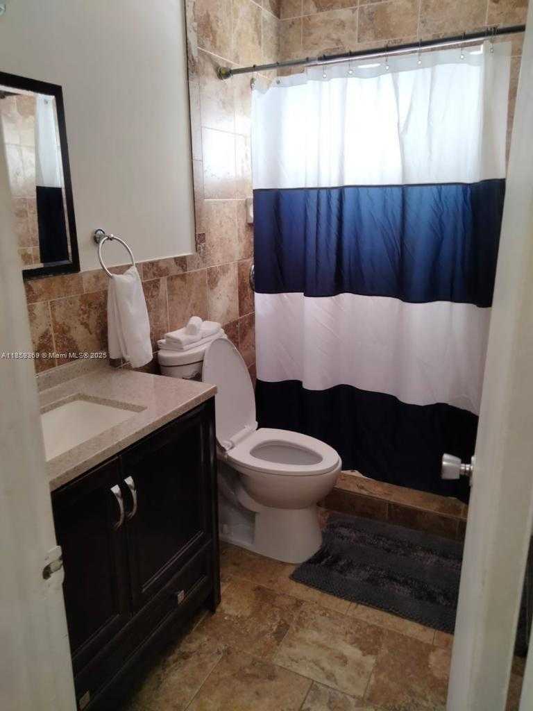 Small Image of 4015 INDIAN CREEK DR #302, Miami Beach Number 3