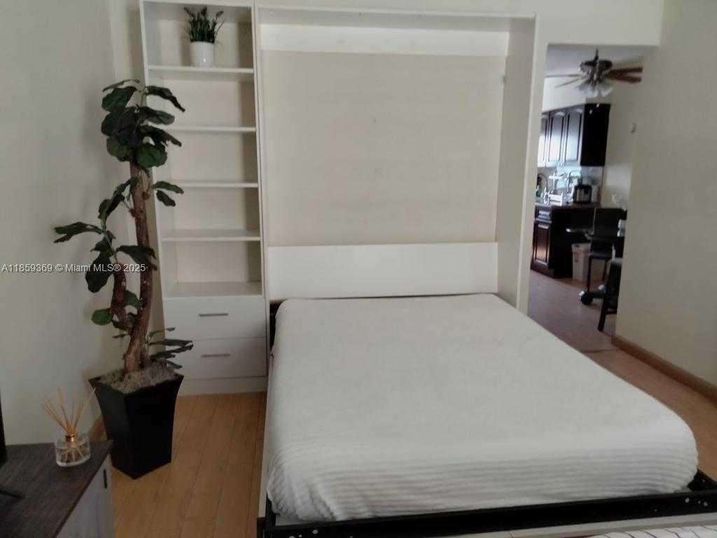 Small Image of 4015 INDIAN CREEK DR #302, Miami Beach Number 4