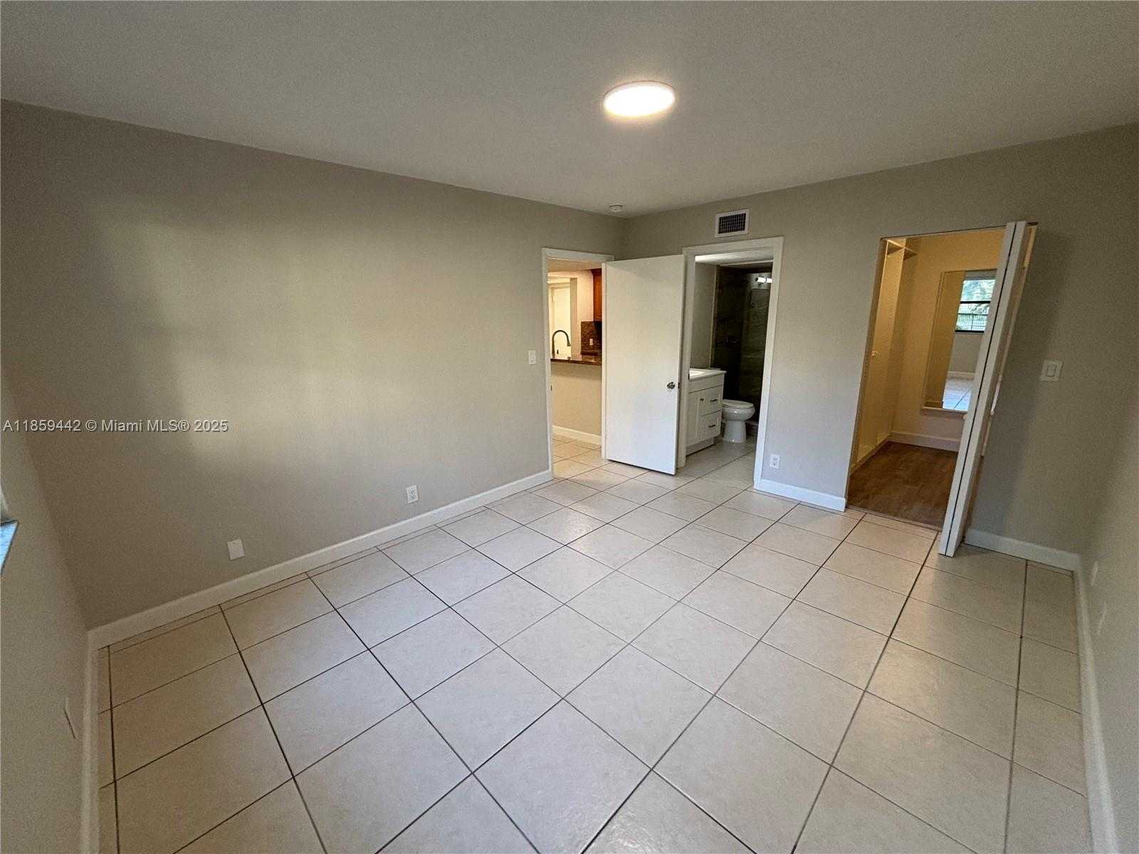 Small Image of 8180 GENEVA CT #126, Doral Number 15