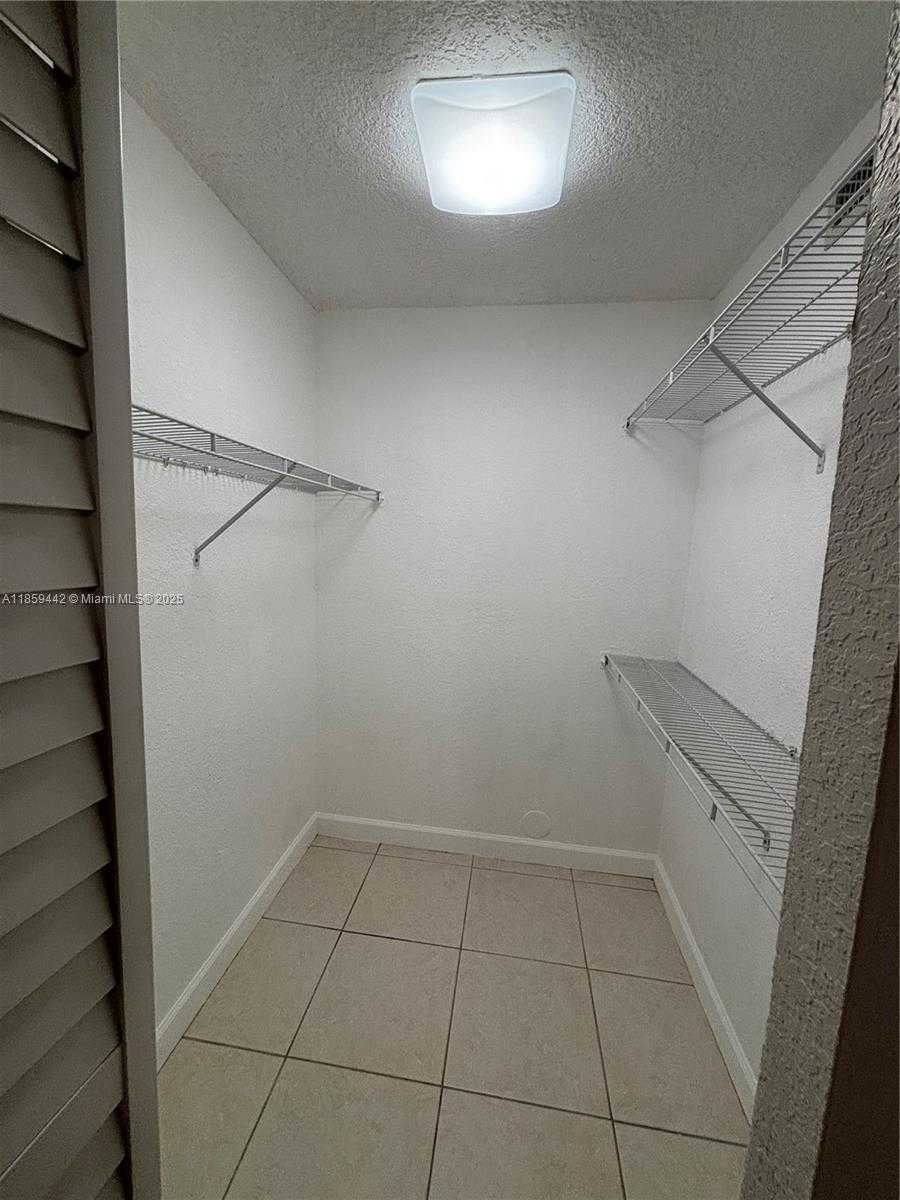 Small Image of 8180 GENEVA CT #126, Doral Number 22