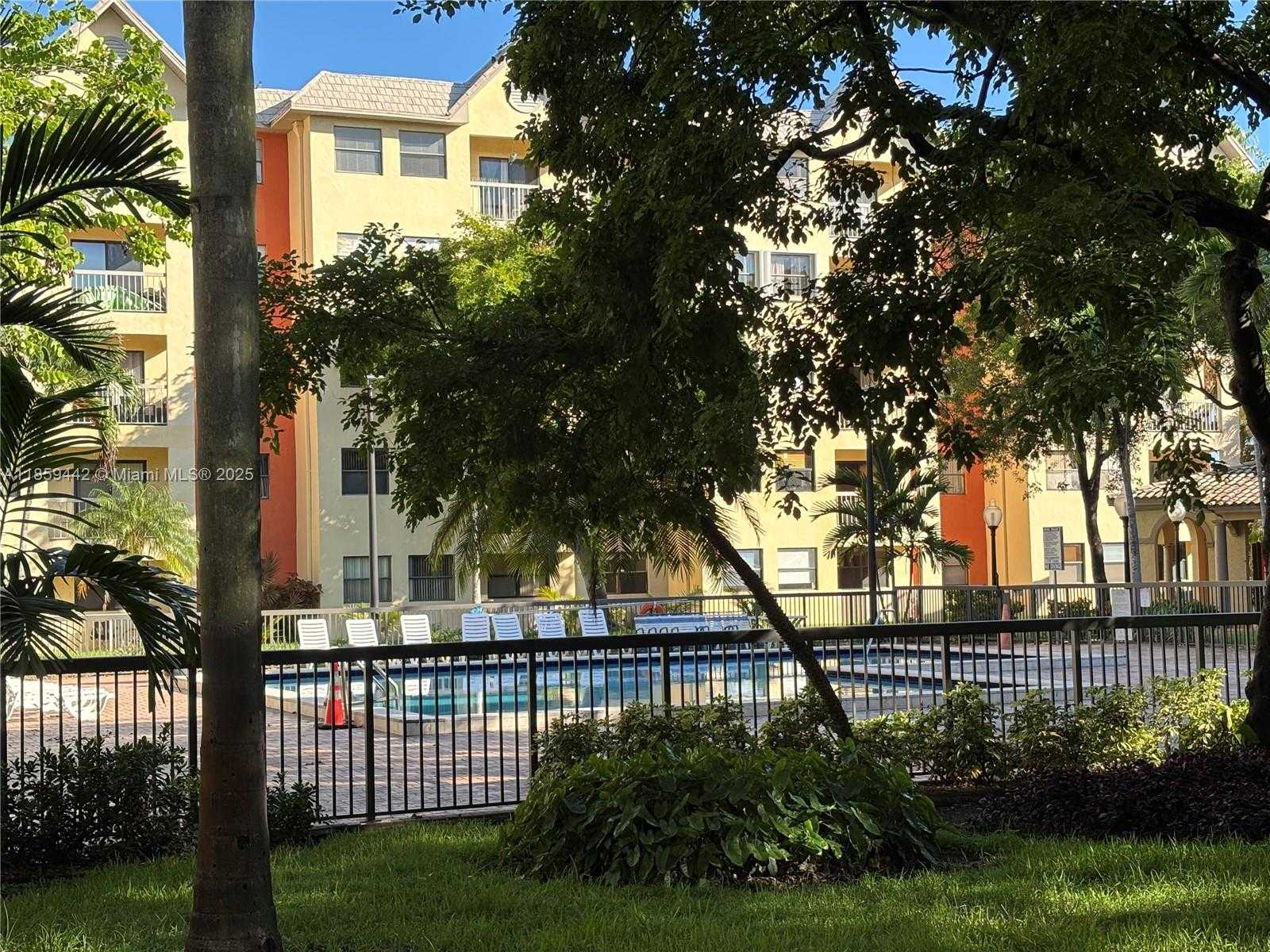 Small Image of 8180 GENEVA CT #126, Doral Number 6