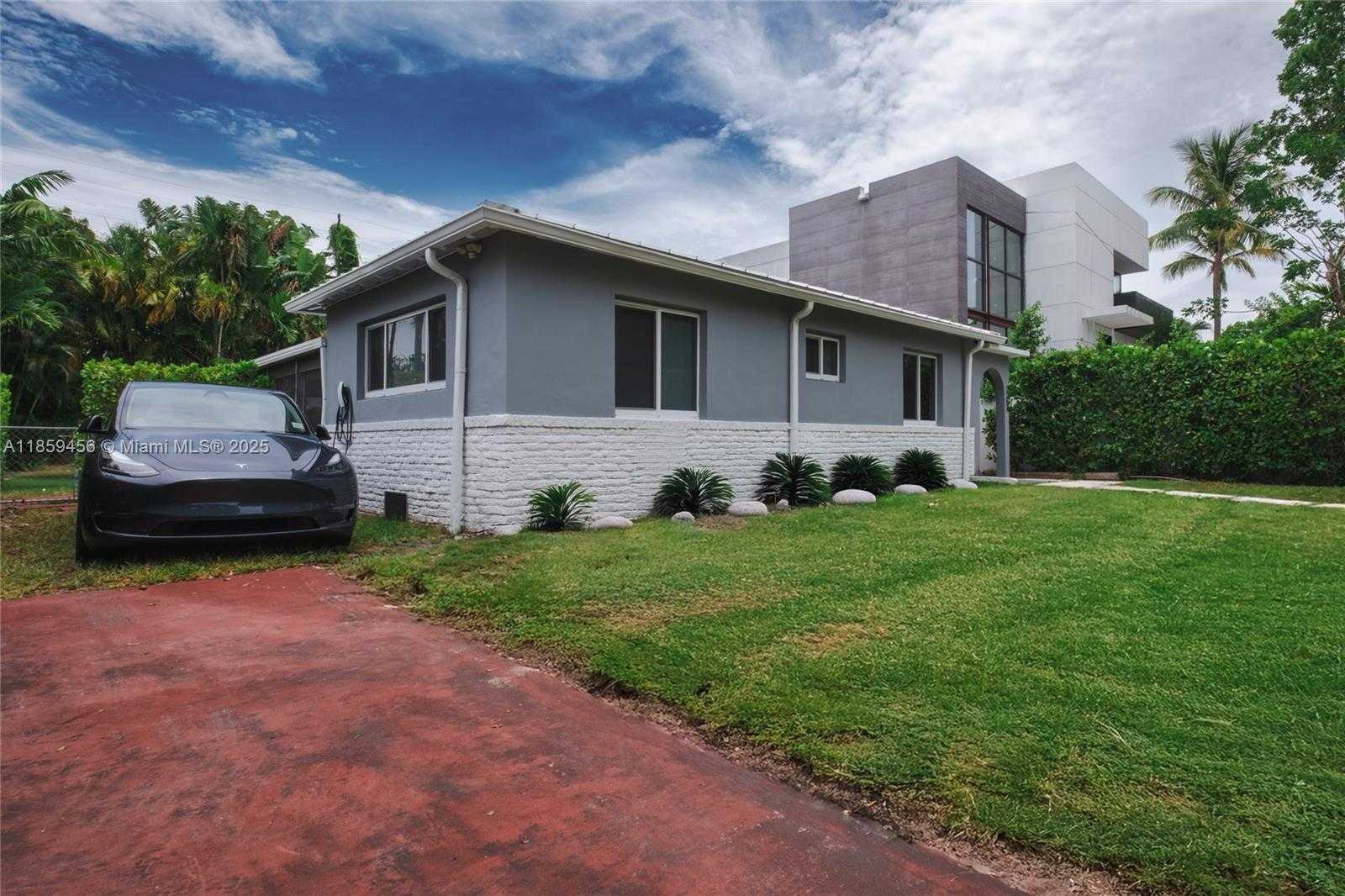 Small Image of 2354 ALTON RD, Miami Beach Number 2