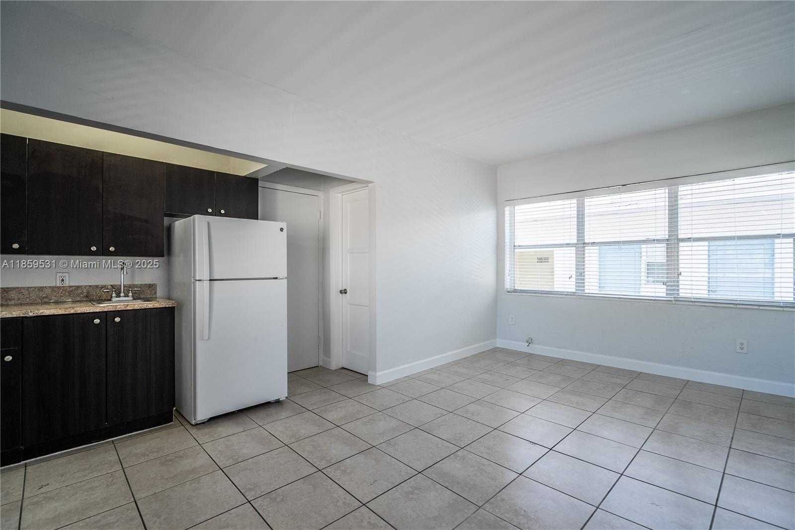 Small Image of 8315 BYRON AVE #7A, Miami Beach Number 3