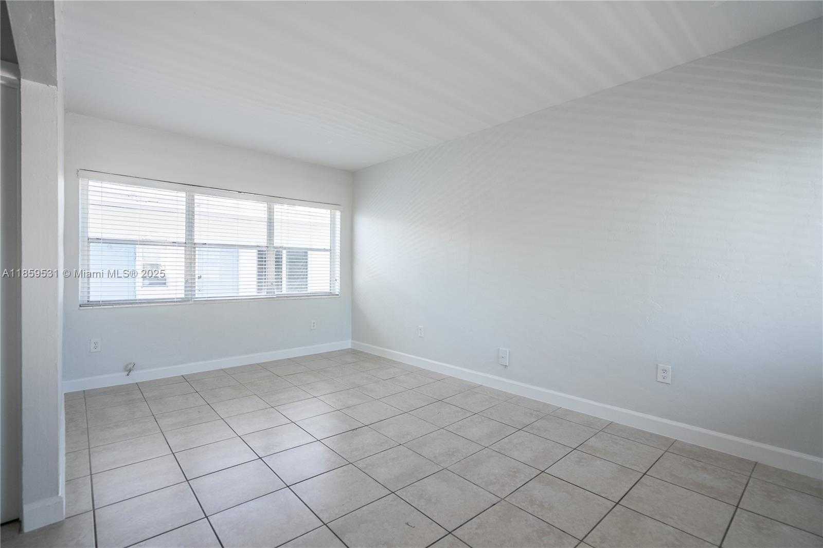 Small Image of 8315 BYRON AVE #7A, Miami Beach Number 4
