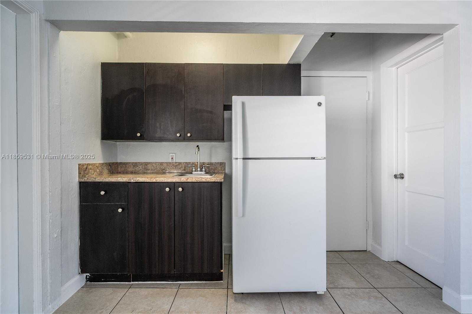 Small Image of 8315 BYRON AVE #7A, Miami Beach Number 7