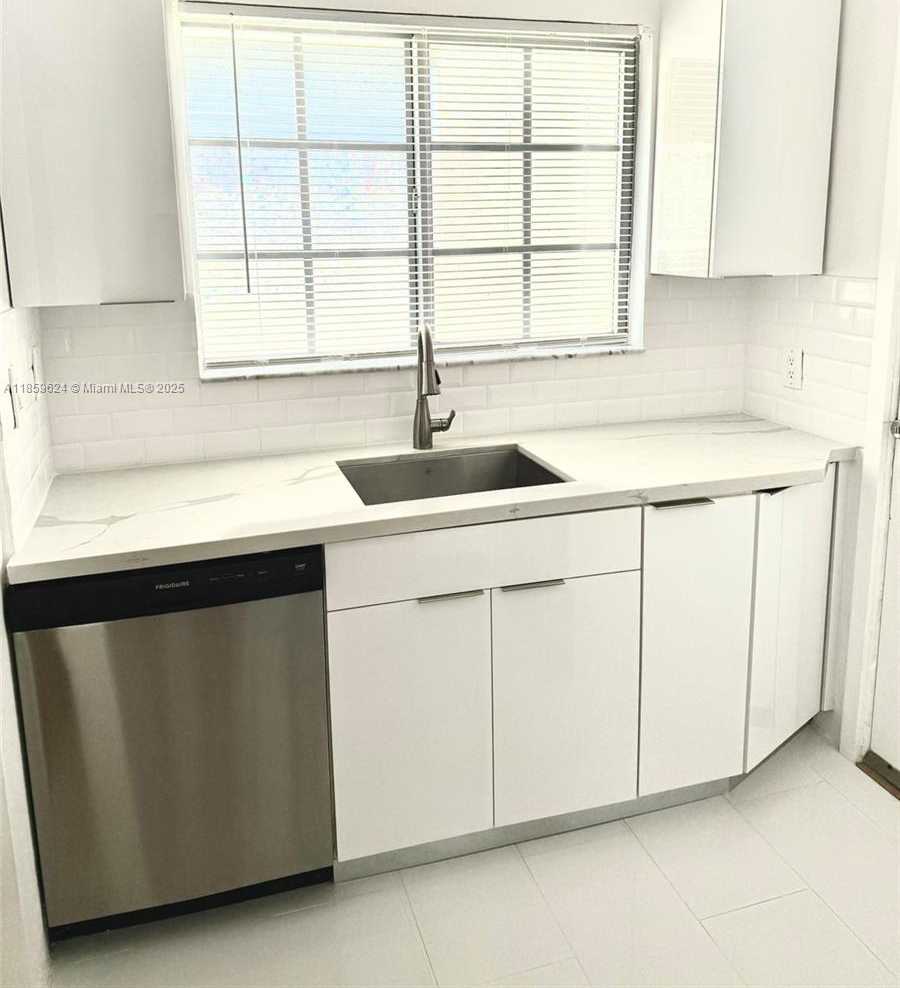 Small Image of 2921 SHERIDAN AVE #3, Miami Beach Number 13