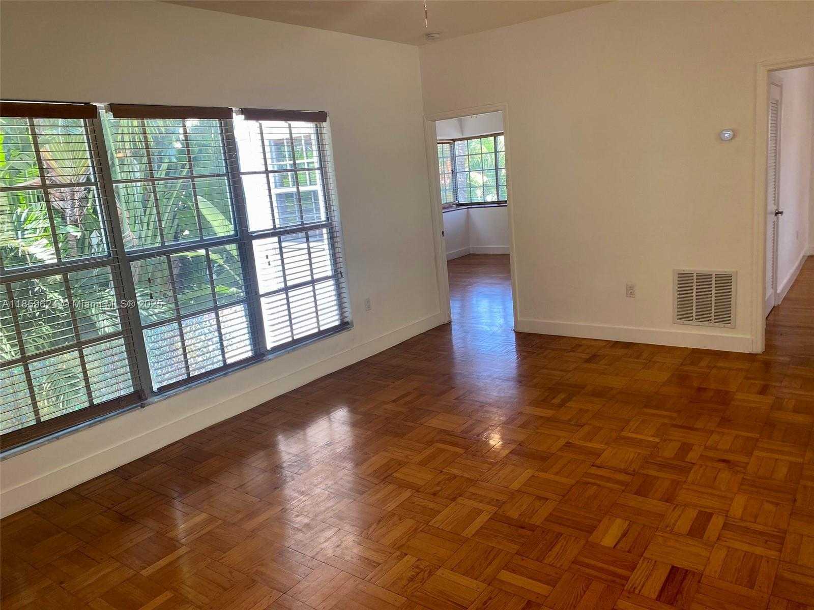 Small Image of 2921 SHERIDAN AVE #3, Miami Beach Number 2