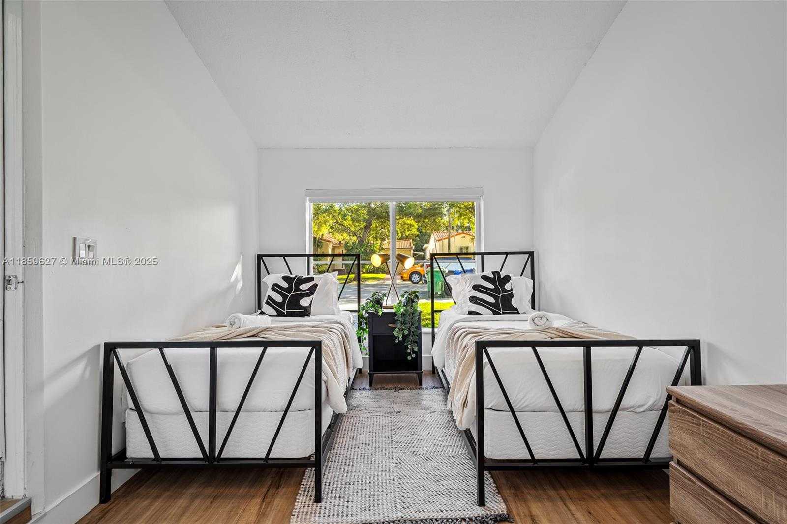 Small Image of 2263 SOUTH WEST 21ST ST, Miami Number 5