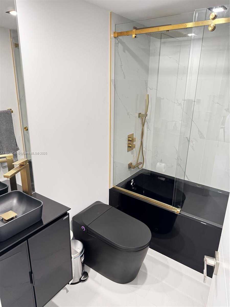 Small Image of 800 CLAUGHTON ISLAND DR #502, Miami Number 18