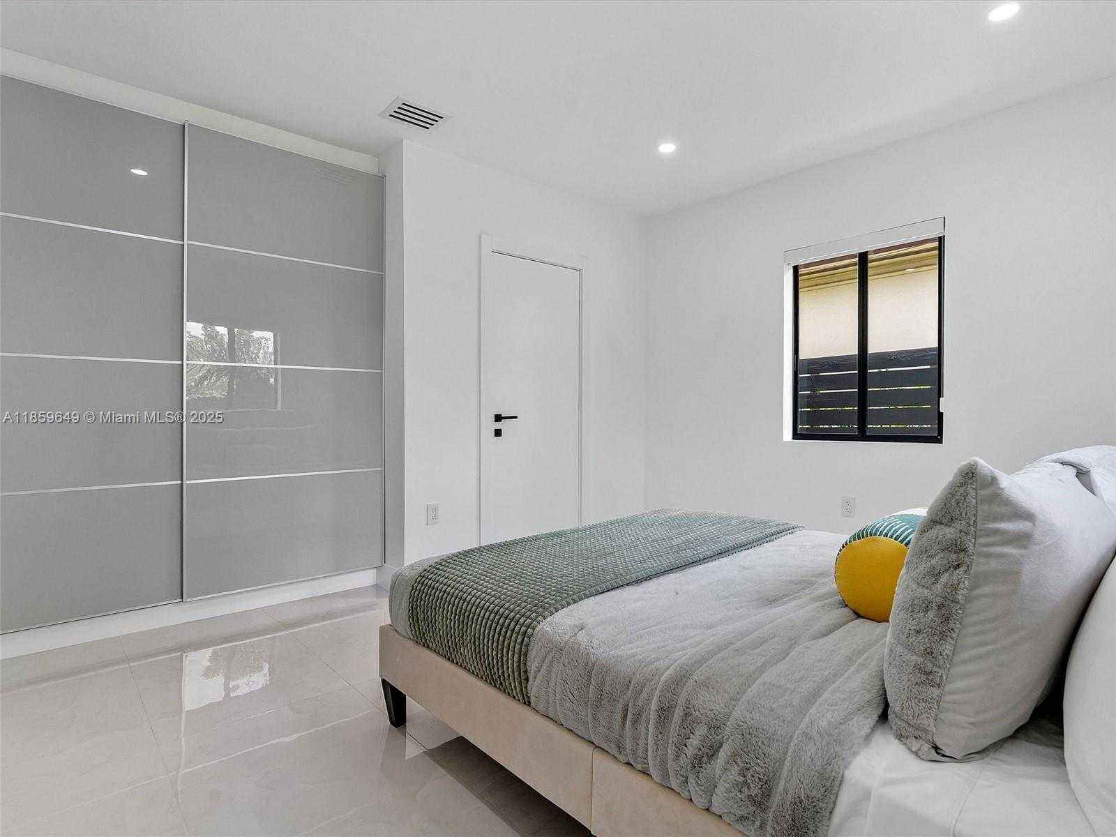 Small Image of 420 NORTH SHORE DR, Miami Beach Number 56