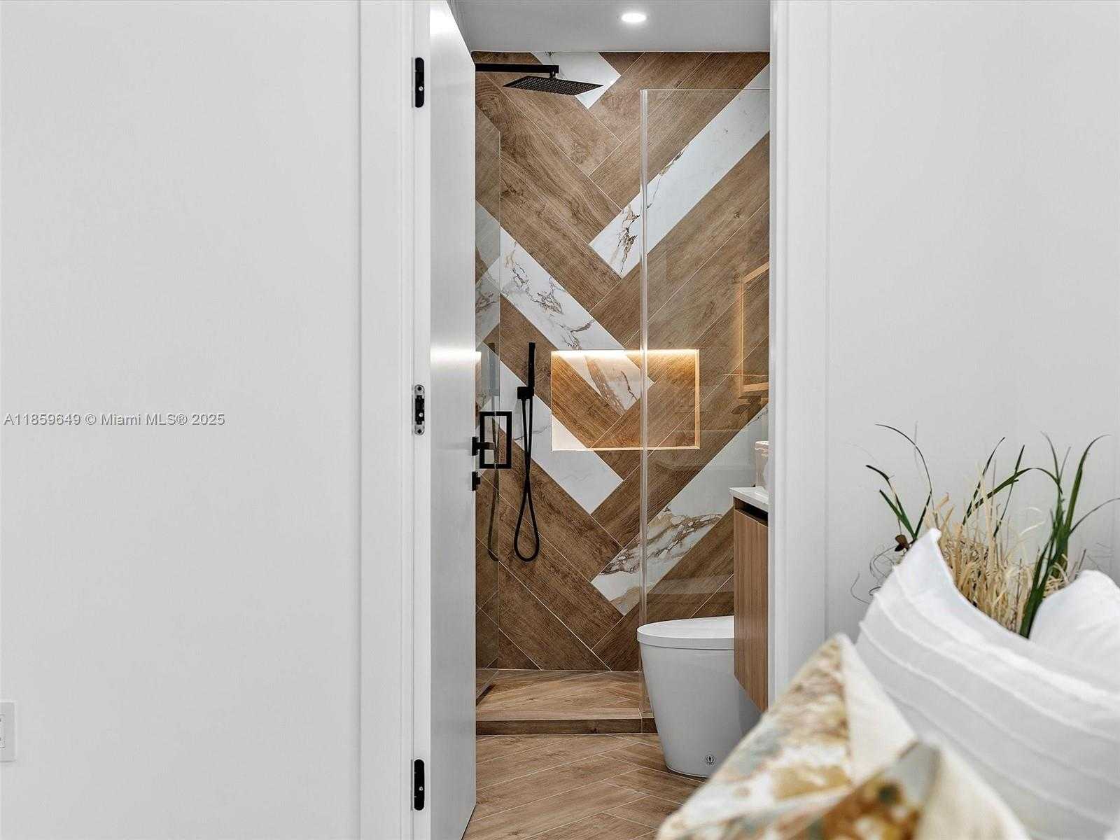 Small Image of 420 NORTH SHORE DR, Miami Beach Number 61
