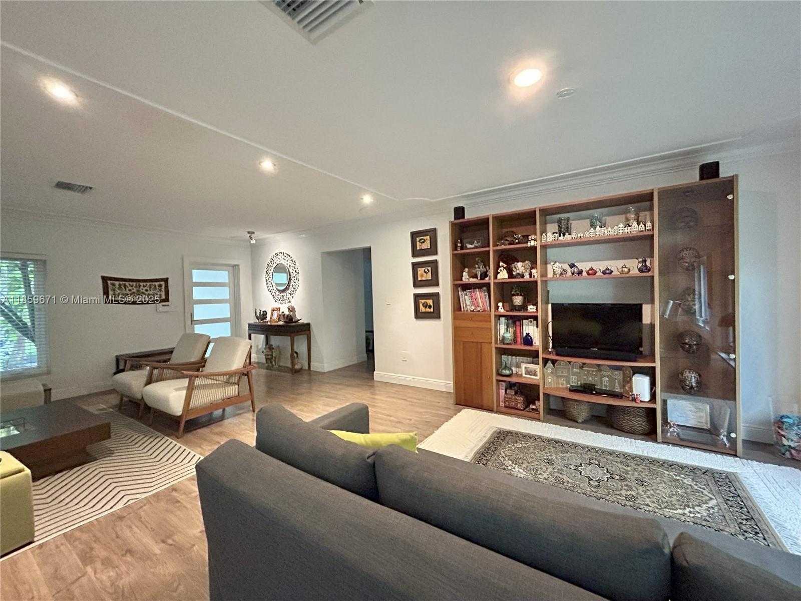 Small Image of 606 ALMINAR AVE #n/a, Coral Gables Number 2