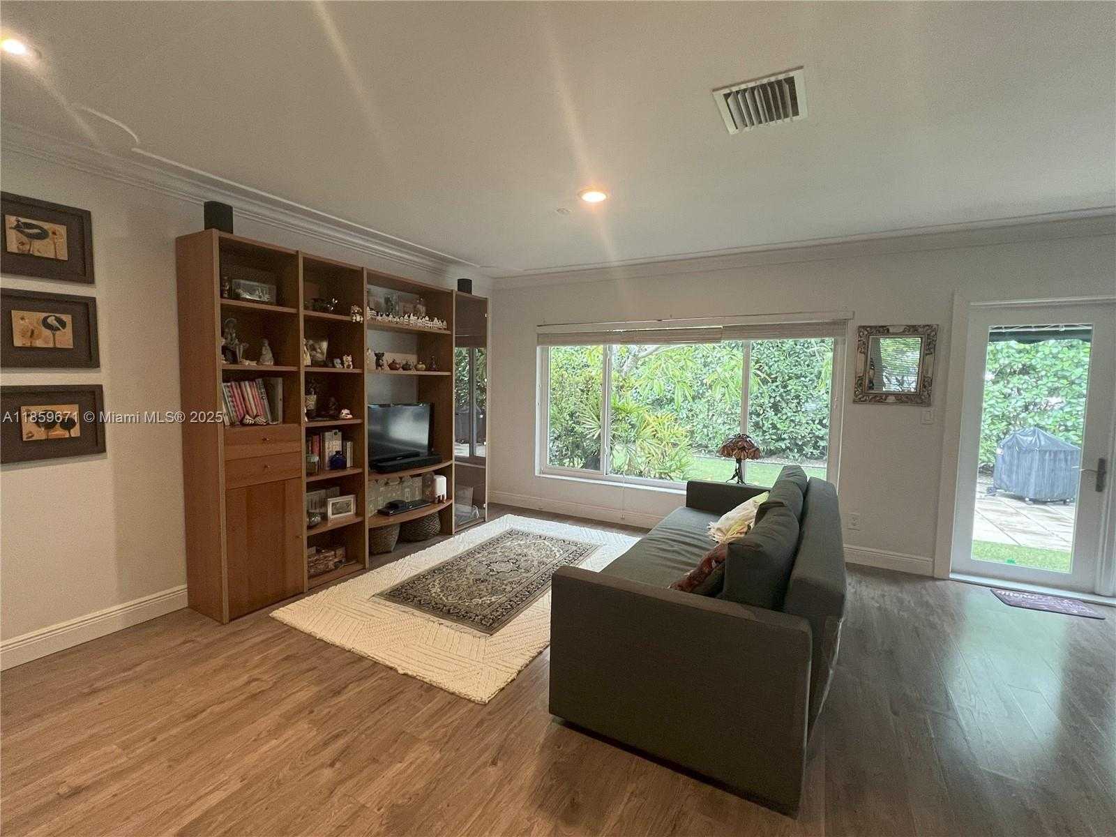 Small Image of 606 ALMINAR AVE #n/a, Coral Gables Number 3
