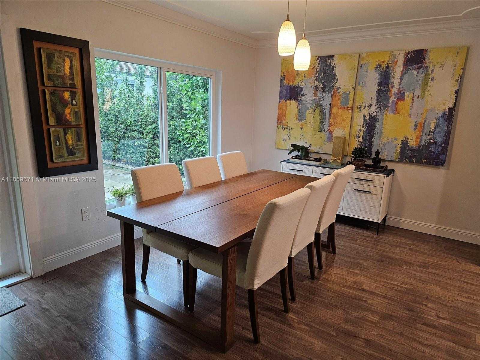Small Image of 606 ALMINAR AVE #n/a, Coral Gables Number 4
