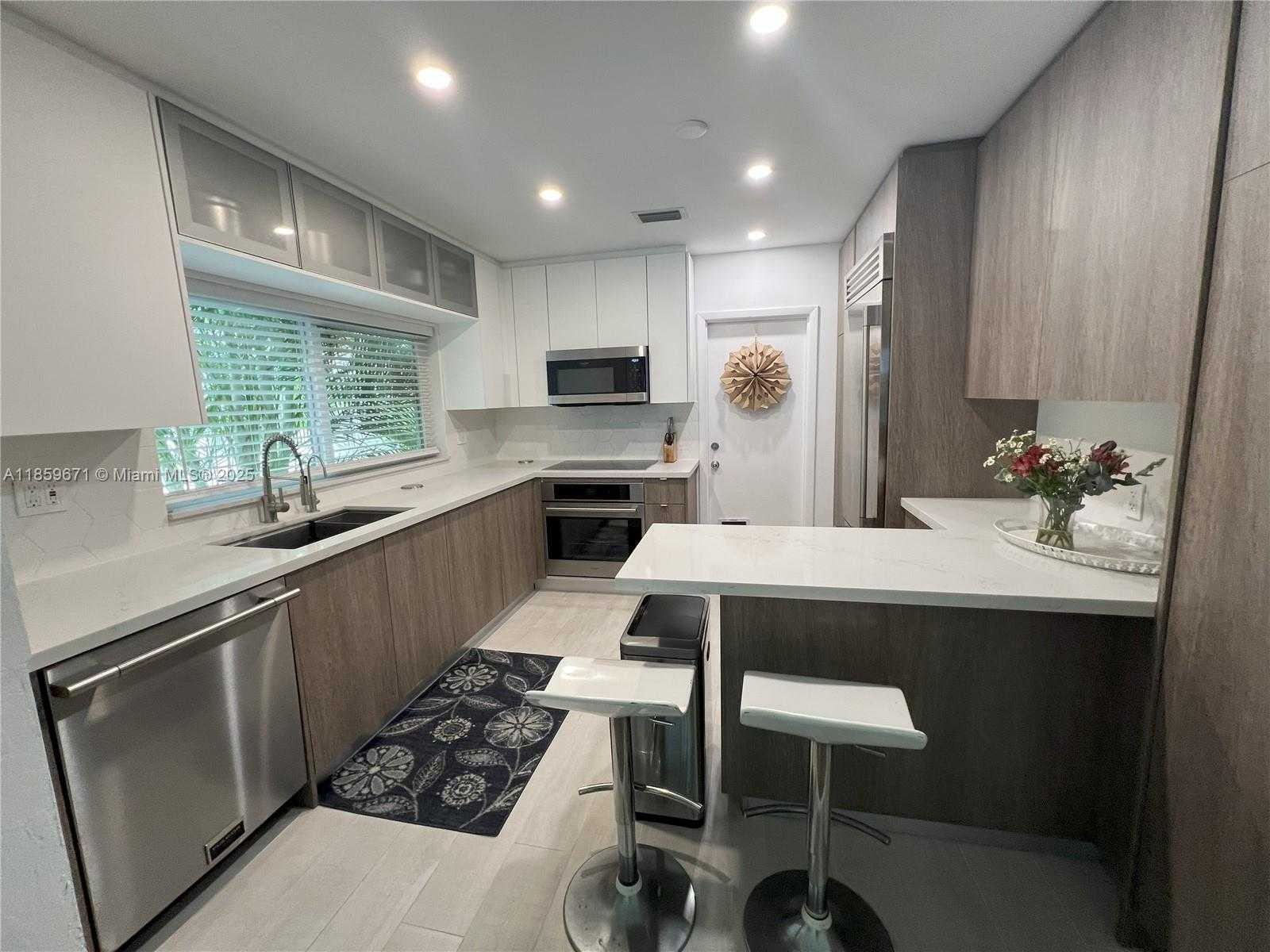 Small Image of 606 ALMINAR AVE #n/a, Coral Gables Number 5