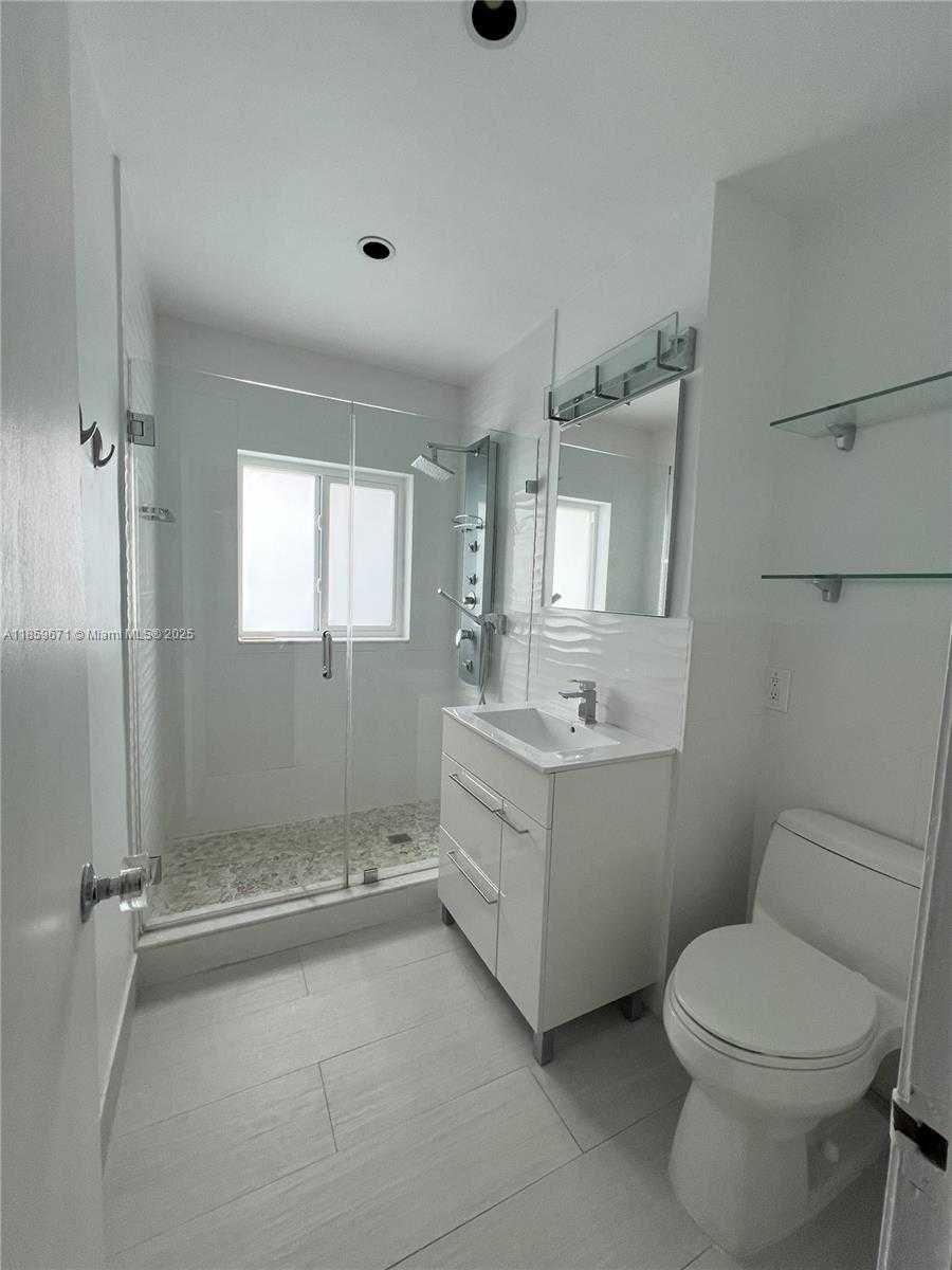 Small Image of 606 ALMINAR AVE #n/a, Coral Gables Number 7