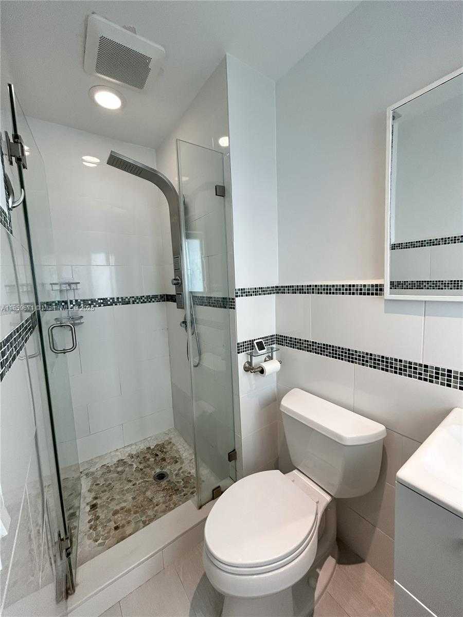 Small Image of 606 ALMINAR AVE #n/a, Coral Gables Number 9