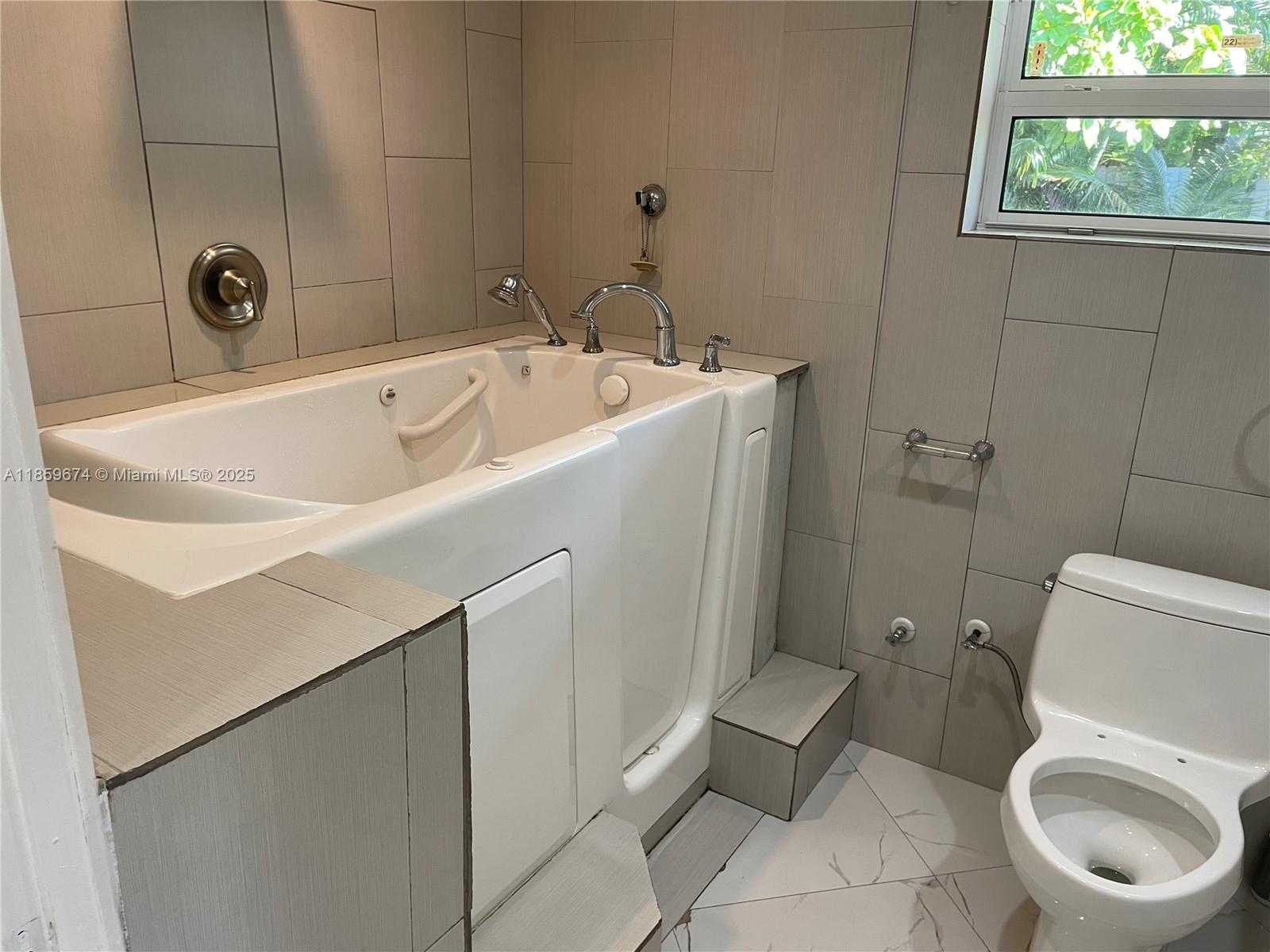 Small Image of 638 SOUTH WEST 10TH ST, Hallandale Beach Number 12