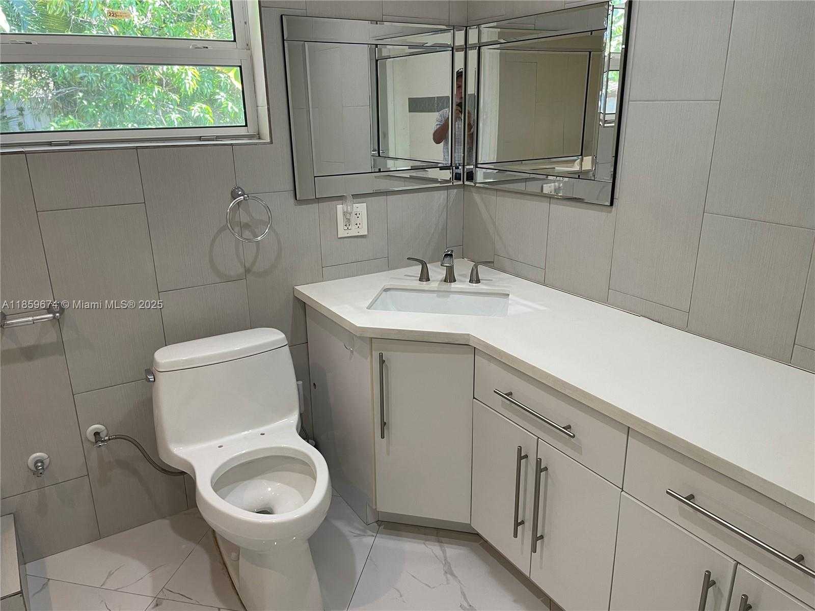 Small Image of 638 SOUTH WEST 10TH ST, Hallandale Beach Number 13