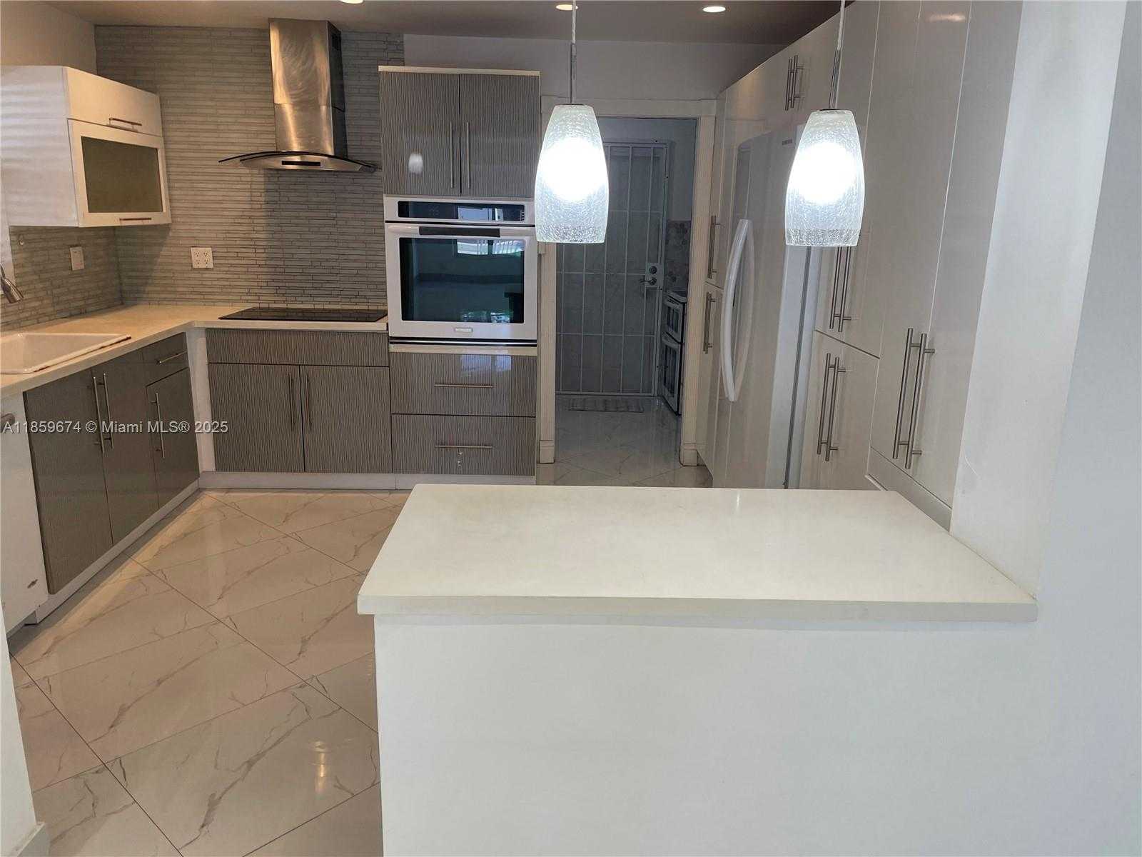 Small Image of 638 SOUTH WEST 10TH ST, Hallandale Beach Number 5