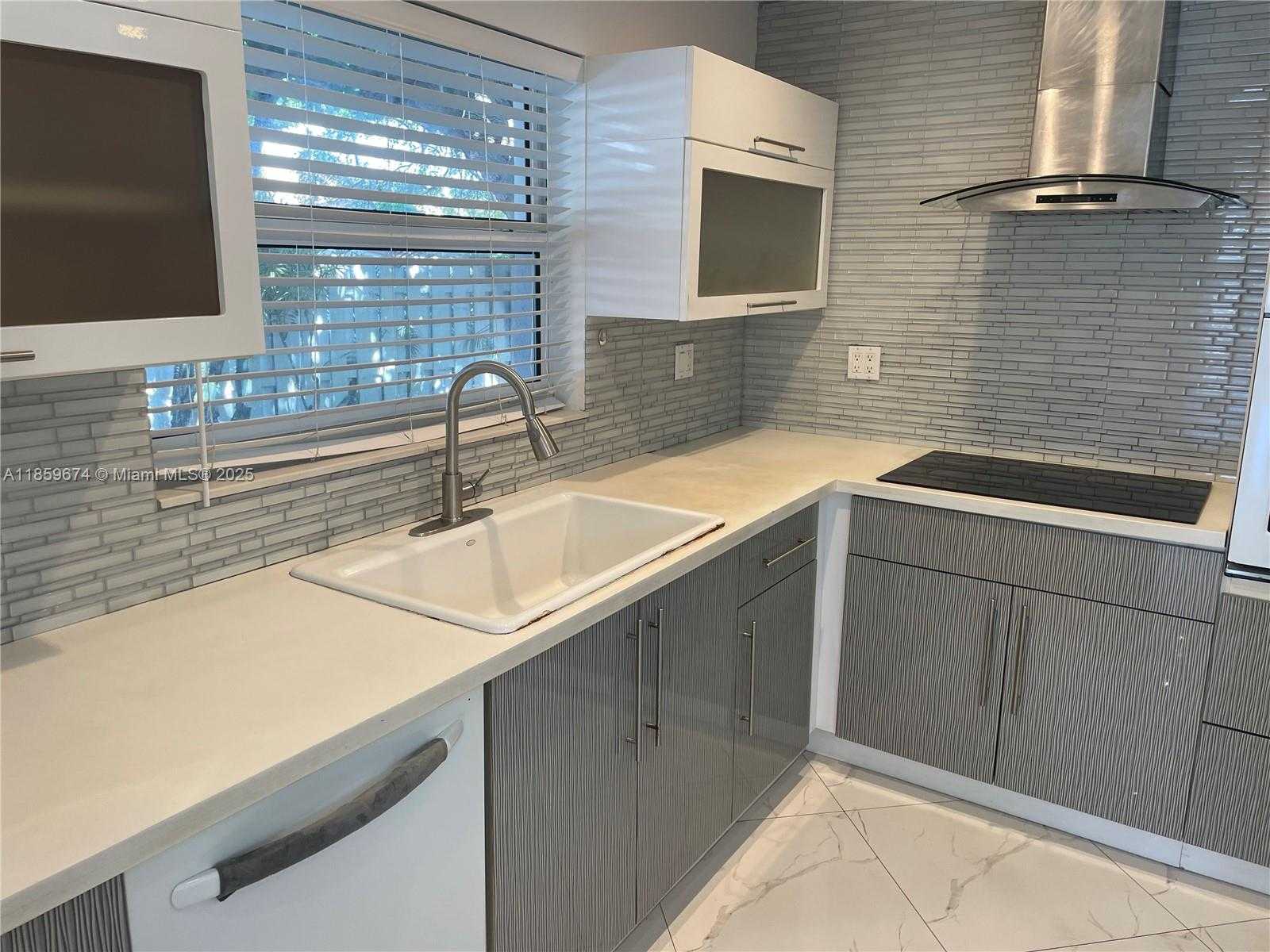 Small Image of 638 SOUTH WEST 10TH ST, Hallandale Beach Number 7