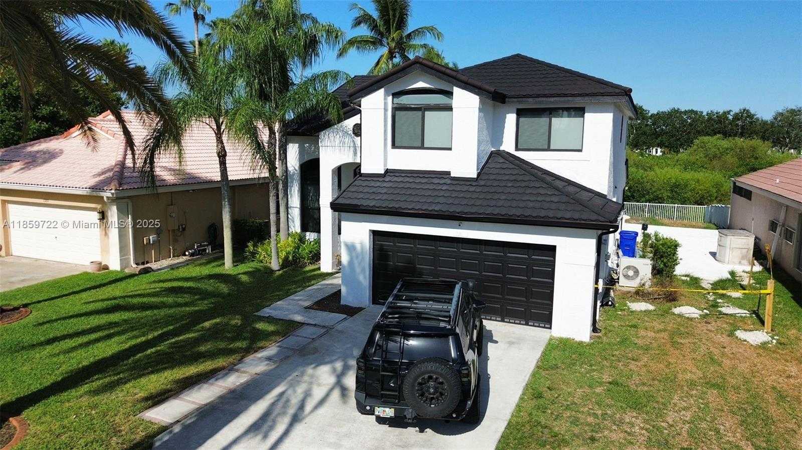 Small Image of 1211 SOUTH WEST 178TH WAY #1211, Pembroke Pines Number 2