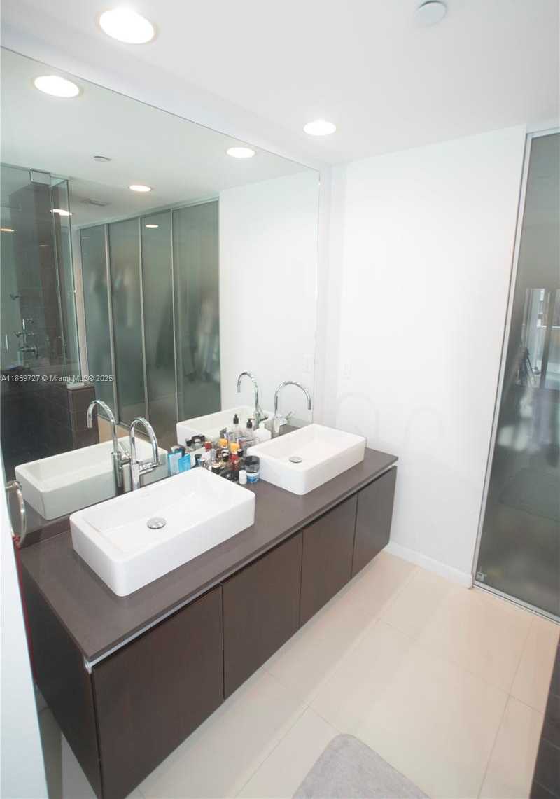 Small Image of 1040 BISCAYNE BLVD #1108, Miami Number 4