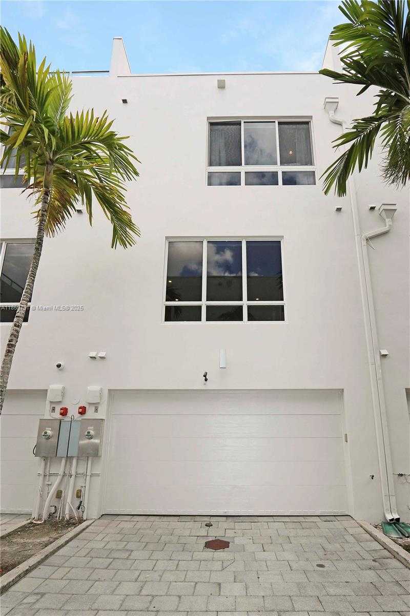 Small Image of 10541 NORTH WEST 66TH ST #10541, Doral Number 32