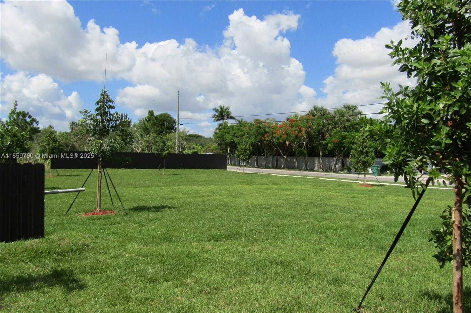 Small Image of 11998 SOUTH WEST 232ND ST #-, Miami Number 28