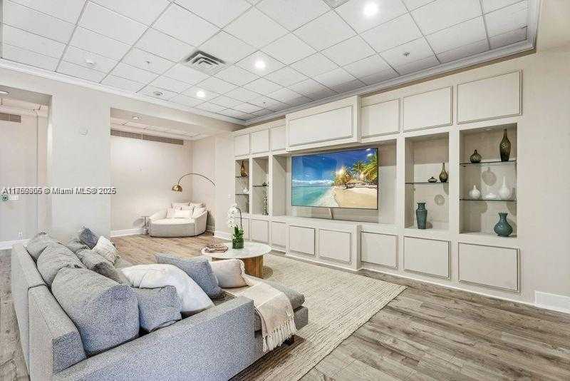 Small Image of 5600 COLLINS AVE #12H, Miami Beach Number 15
