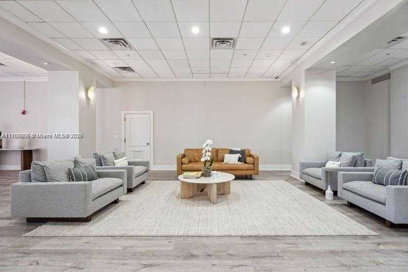 Small Image of 5600 COLLINS AVE #12H, Miami Beach Number 16