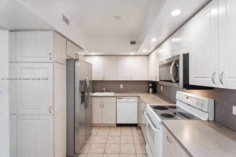 Small Image of 5600 COLLINS AVE #12H, Miami Beach Number 3