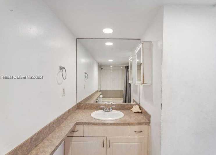 Small Image of 5600 COLLINS AVE #12H, Miami Beach Number 5