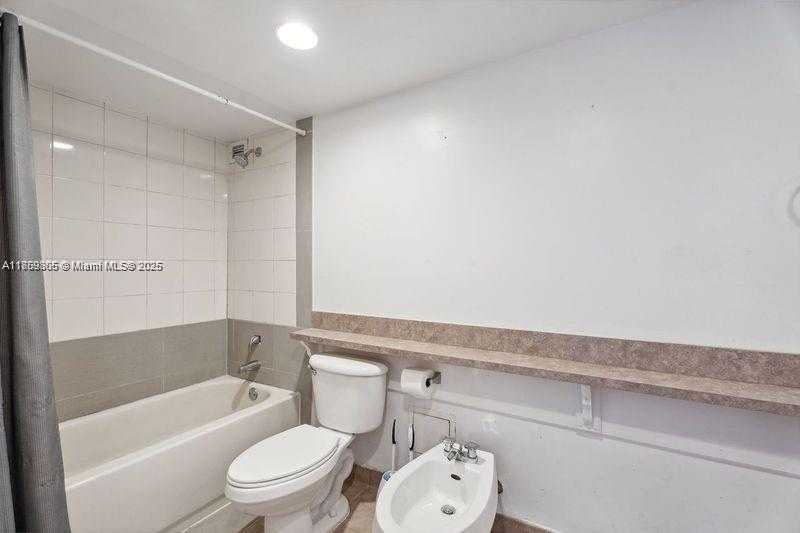 Small Image of 5600 COLLINS AVE #12H, Miami Beach Number 6