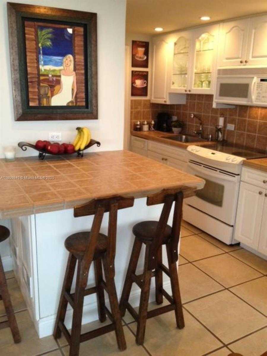 Small Image of 5313 COLLINS AV #710, Miami Beach Number 2