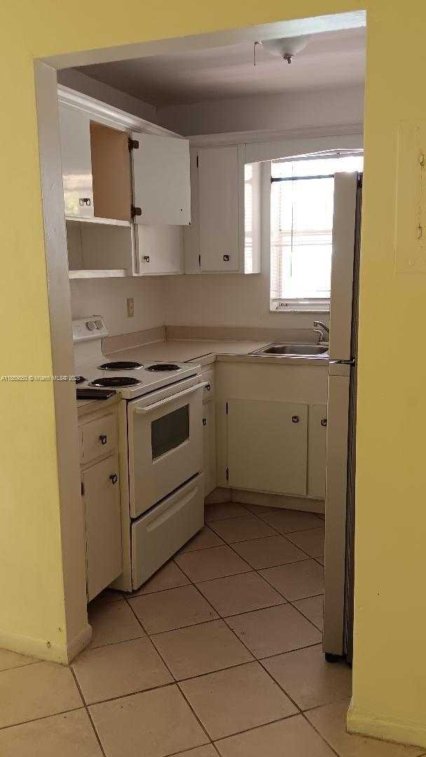 Small Image of 1826 CLEVELAND ST #8, Hollywood Number 4