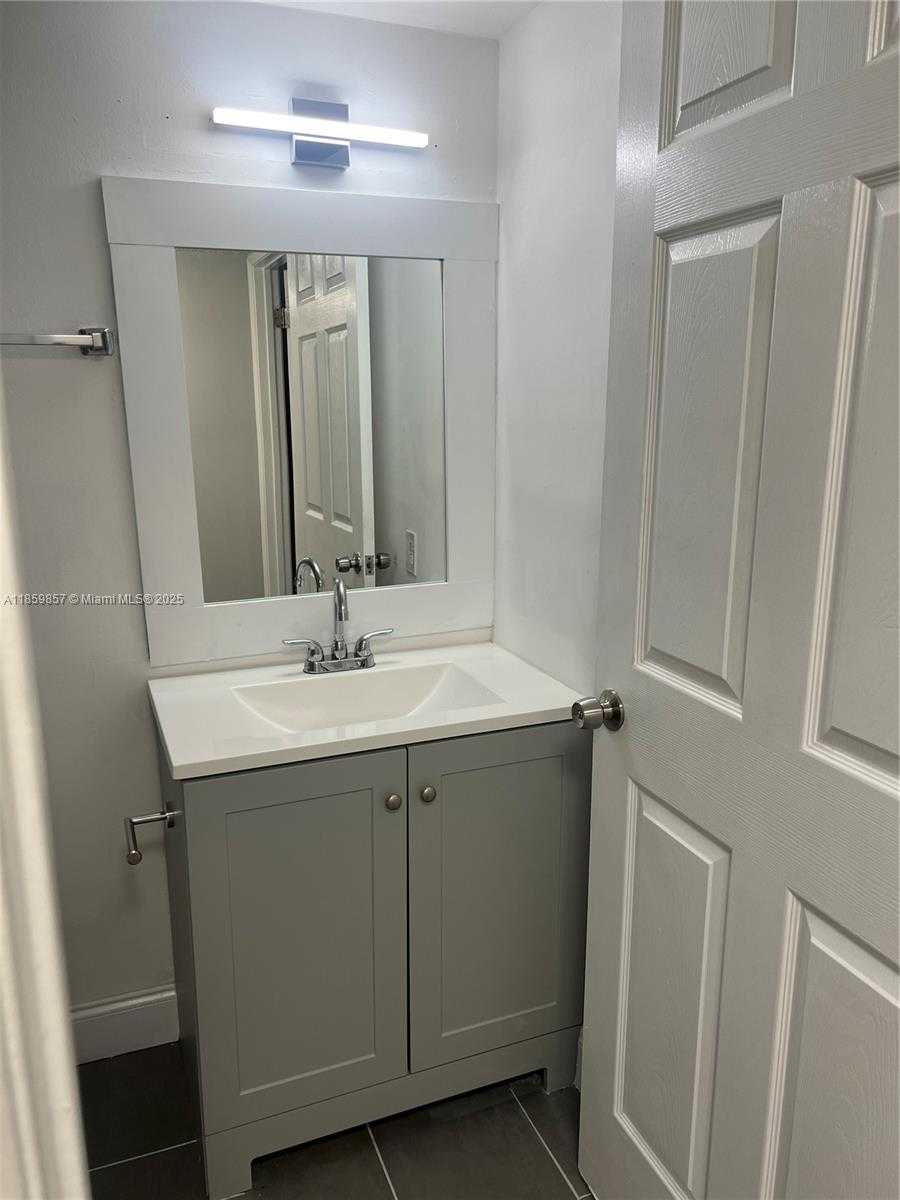 Small Image of 800 NORTH MIAMI AVE #E-909, Miami Number 24