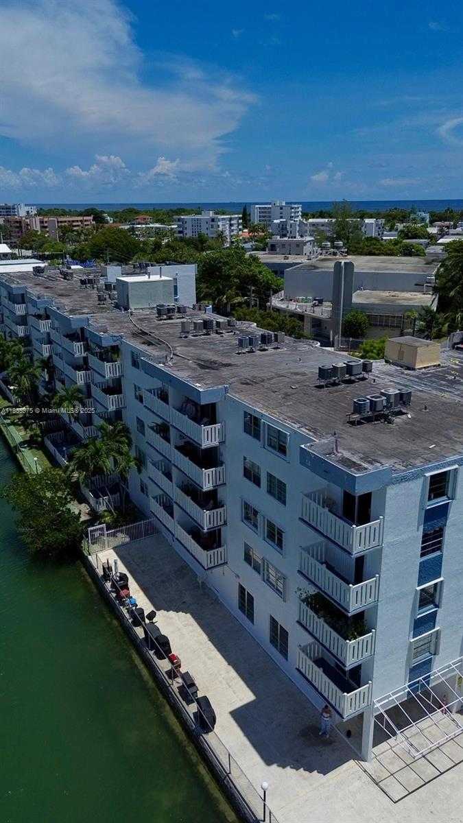 Small Image of 7900 TATUM WATERWAY DR #508, Miami Beach Number 13