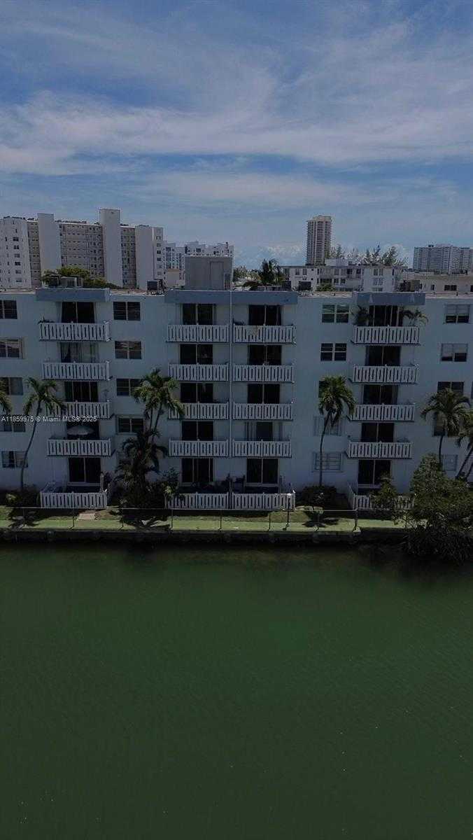 Small Image of 7900 TATUM WATERWAY DR #508, Miami Beach Number 15