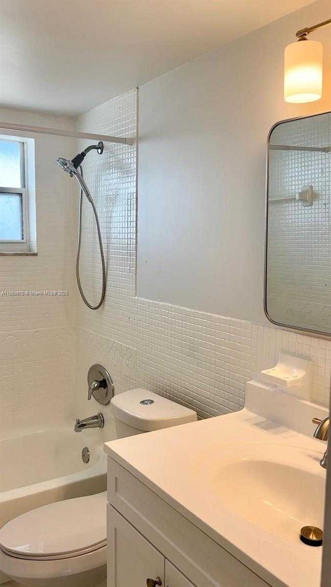 Small Image of 7900 TATUM WATERWAY DR #508, Miami Beach Number 3