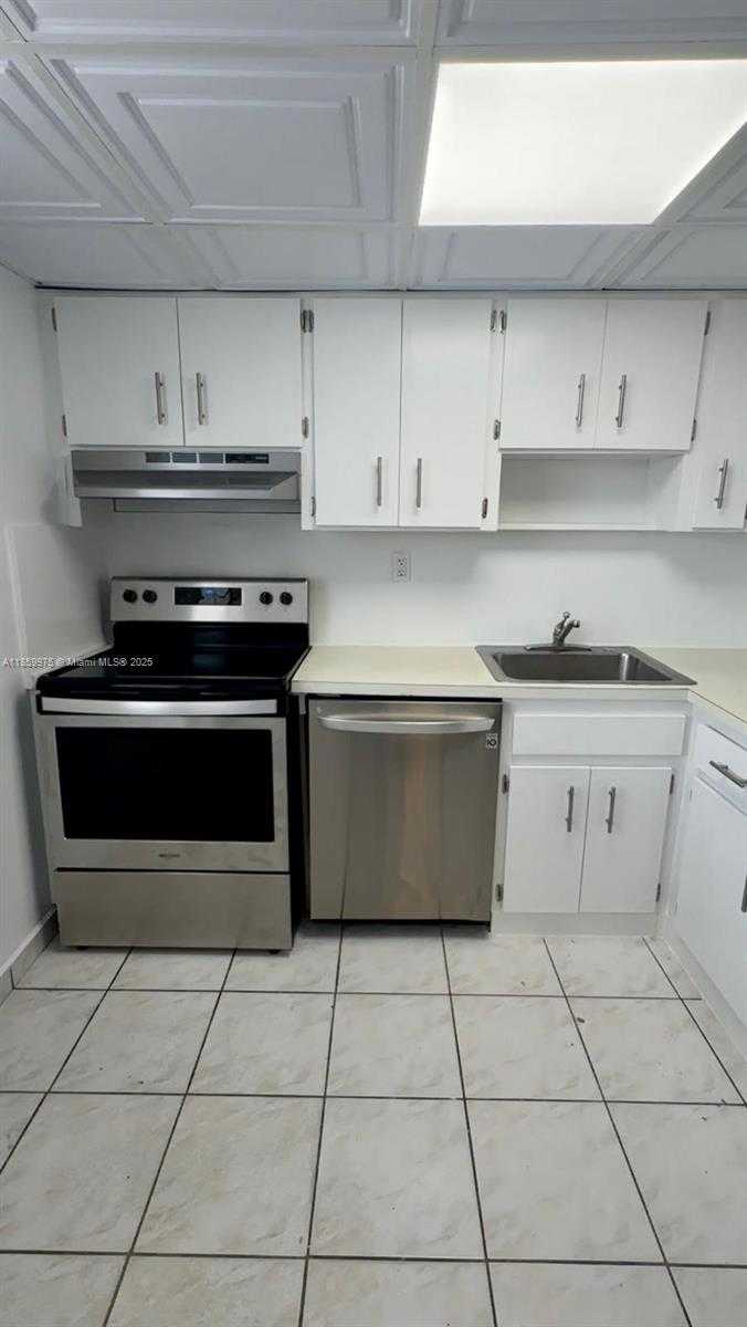 Small Image of 7900 TATUM WATERWAY DR #508, Miami Beach Number 4