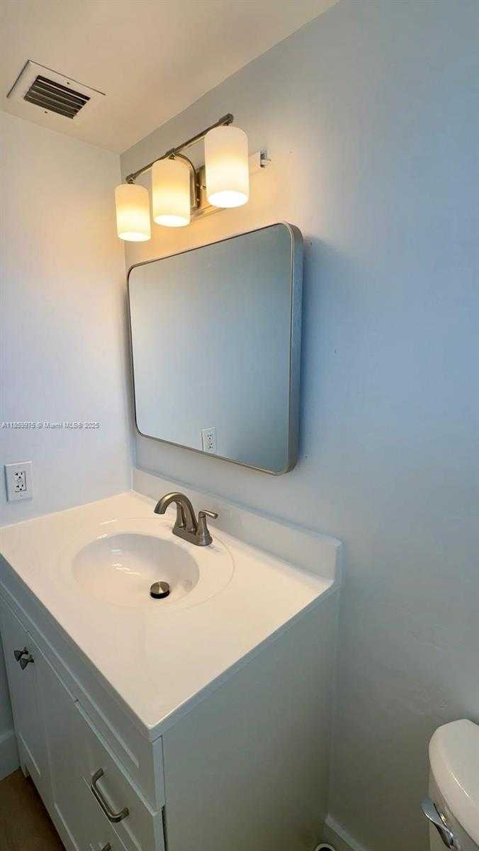 Small Image of 7900 TATUM WATERWAY DR #508, Miami Beach Number 8