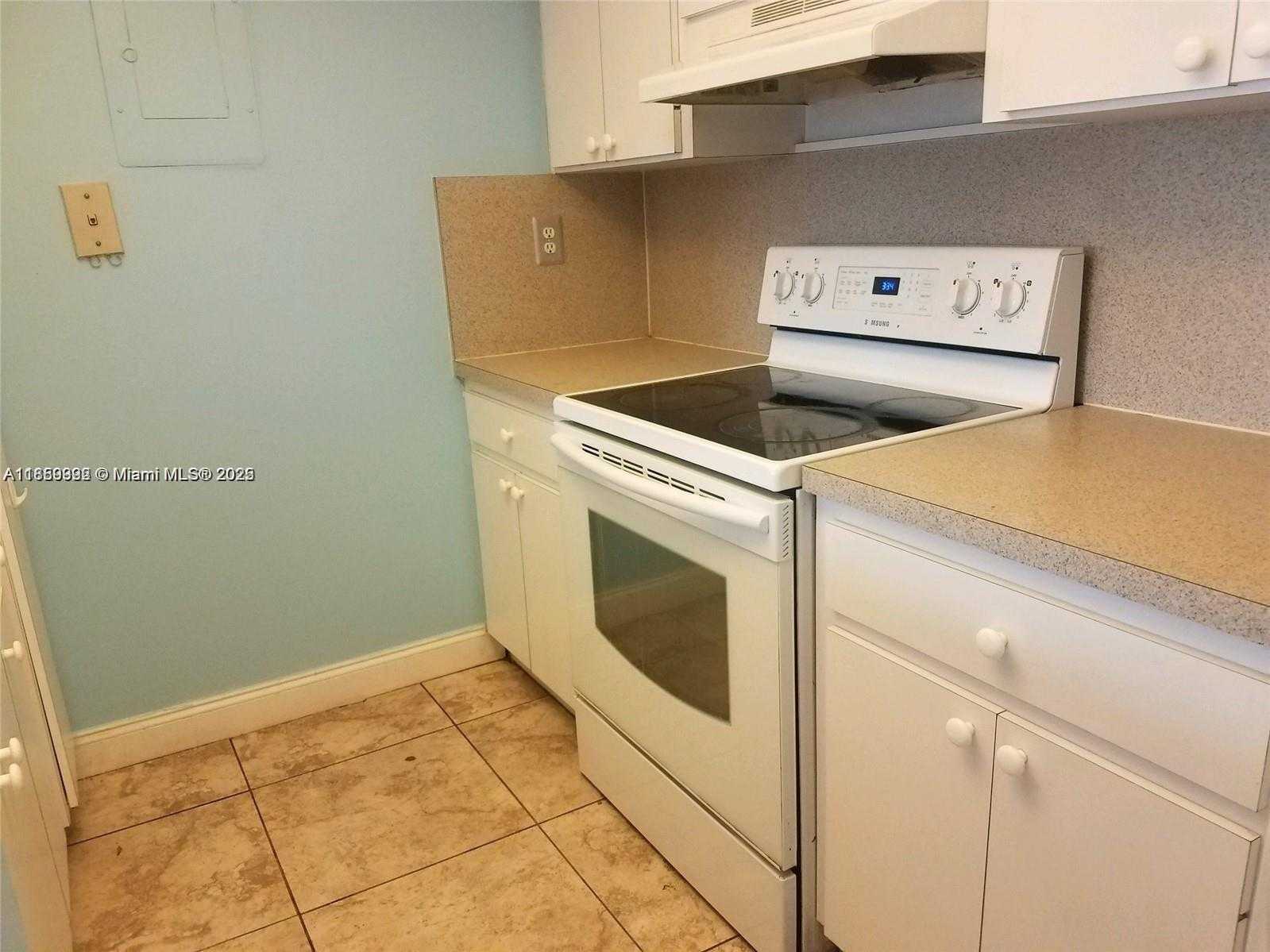 Small Image of 561 SW 107th Ave, Miami, FL 33174, USA Number 5