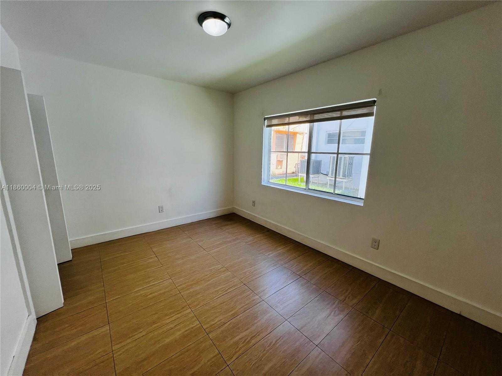 Small Image of 1001 BAY DR, Miami Beach Number 11