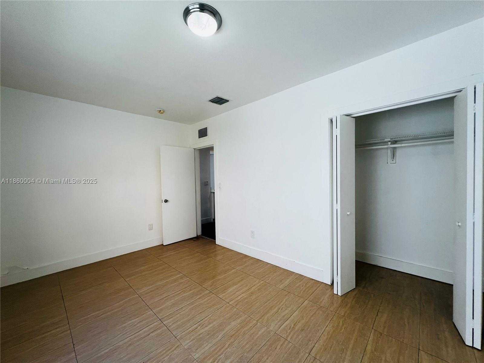 Small Image of 1001 BAY DR, Miami Beach Number 12