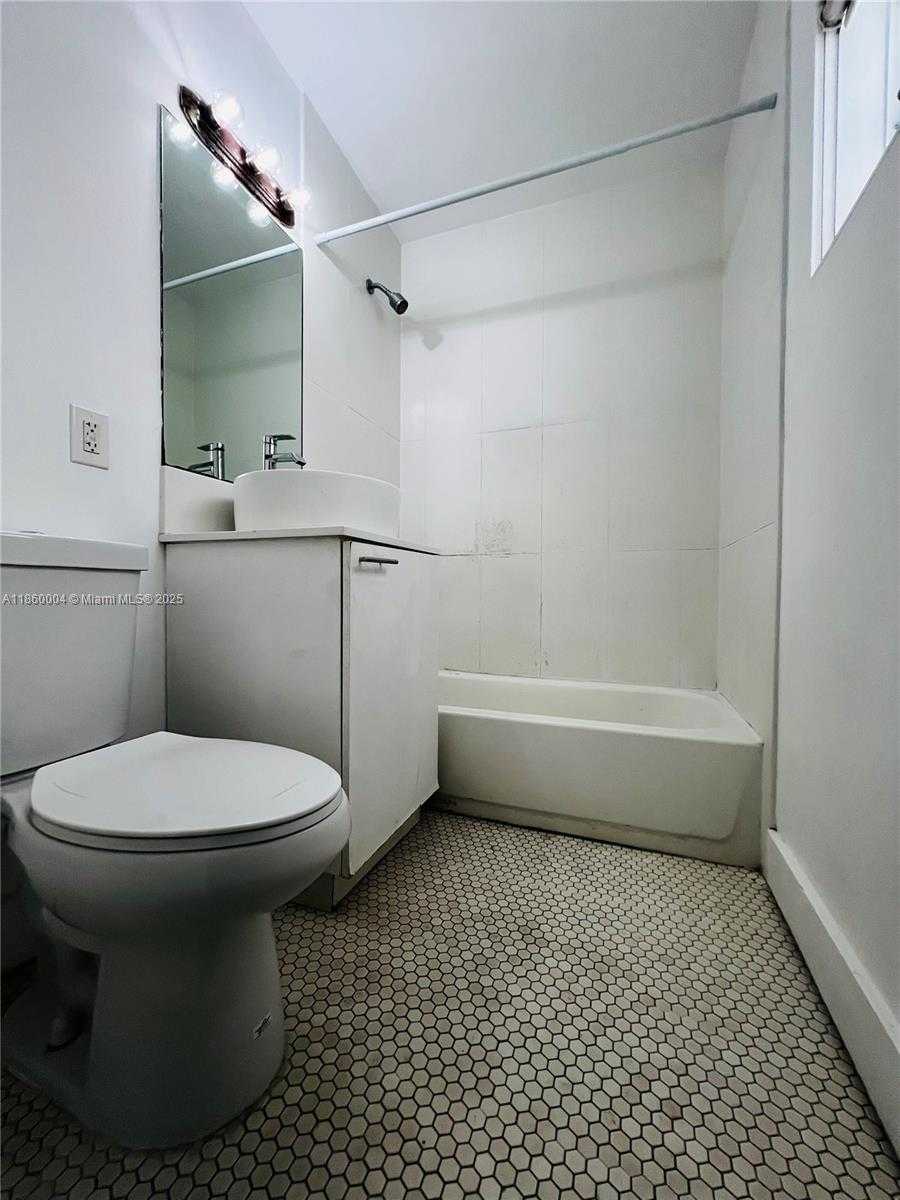 Small Image of 1001 BAY DR, Miami Beach Number 14