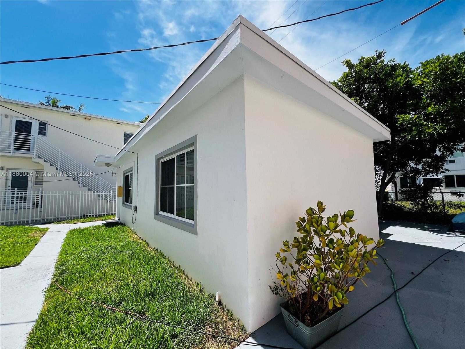 Small Image of 1001 BAY DR, Miami Beach Number 16