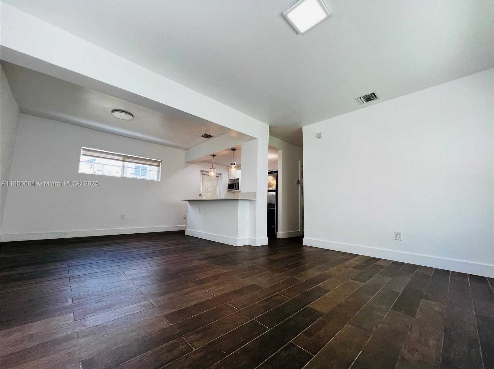 Small Image of 1001 BAY DR, Miami Beach Number 2
