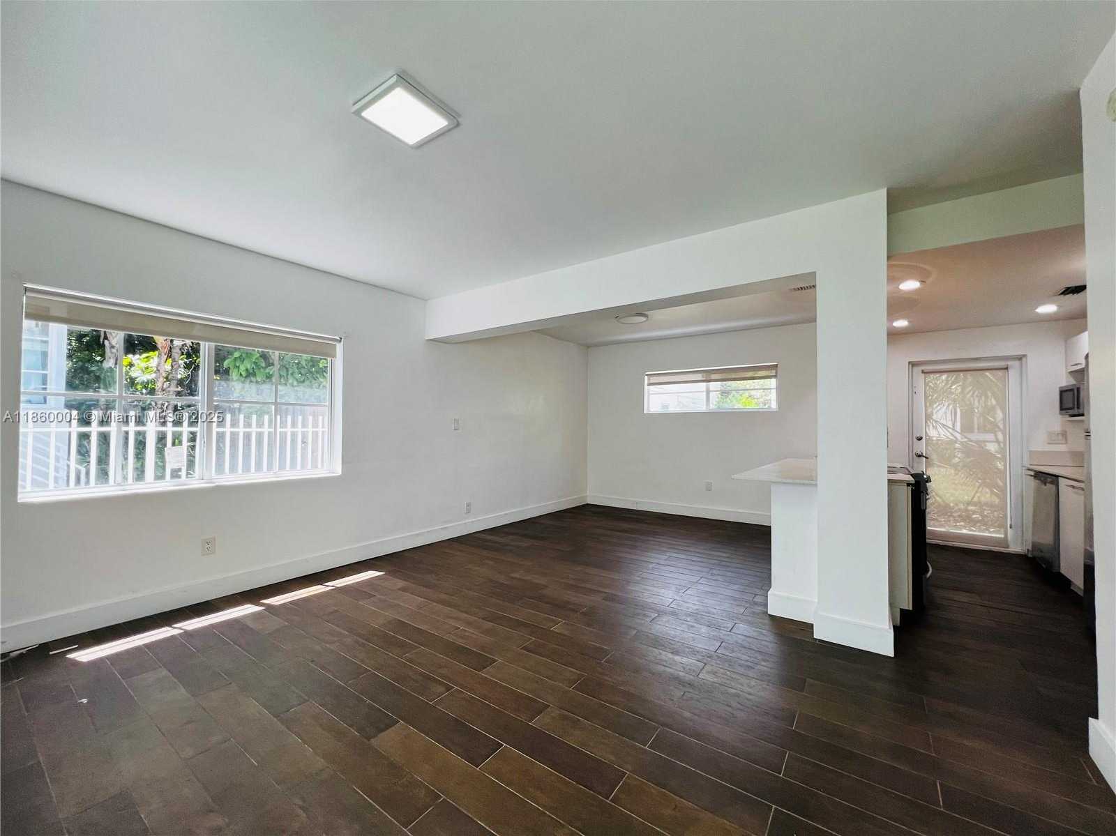 Small Image of 1001 BAY DR, Miami Beach Number 3